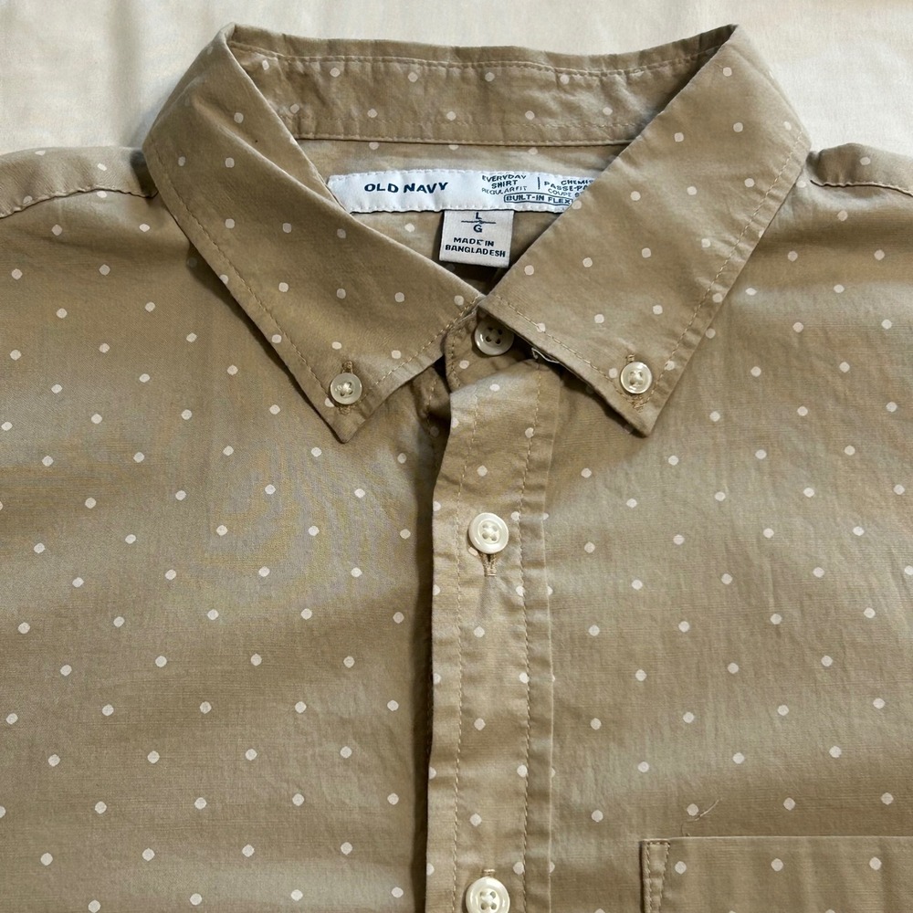 Old Navy Mens Everyday Shirt Regular Fit Built-In Flex Polka Dot Tan Khaki Large
